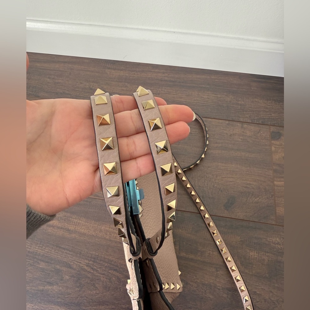 VALENTINO GARAVANI
Rockstud Leather Shoulder Bag - Picture 9 of 13